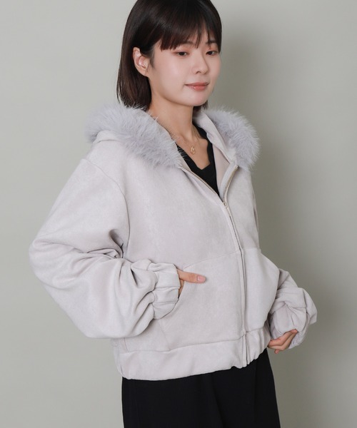 libelle more(リベル モア)の「フェイクスエードファー付きフードショートブルゾン(ブルゾン・レディース・スモークピンク/アイボリー/チャコールグレー/グレー・L/M)」の3枚目の写真