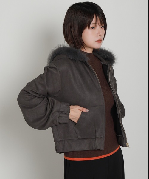 libelle more(リベル モア)の「フェイクスエードファー付きフードショートブルゾン(ブルゾン・レディース・スモークピンク/アイボリー/チャコールグレー/グレー・L/M)」の6枚目の写真