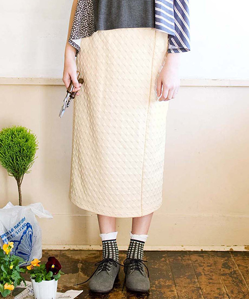 シロップ.(シロップ.)の「きれいIラインのカットソータイトスカート(スカート・レディース・クリーム/ブラック・MEDIUM/SMALL/LARGE/X-LARGE/XX-LARGE)」の1枚目の写真