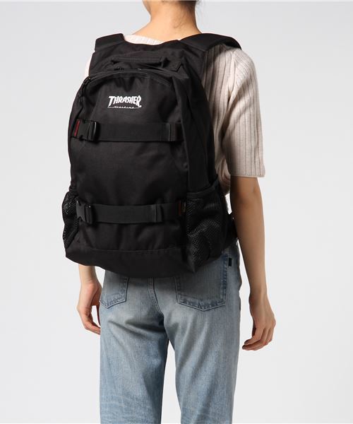 THRASHER（スラッシャー）の「【THRASHER / スラッシャー】 ボードフラップ リュック (コーデュラファブリック)（バックパック/リュック・メンズ・ブラック・FREE）」の2枚目の写真