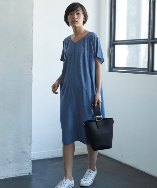 AMERICAN HOLIC（アメリカンホリック）の「・Vネックサックワンピース（ワンピース・レディース・チャコールグレー/ベージュ/ブルー・FREE）」の3枚目の写真