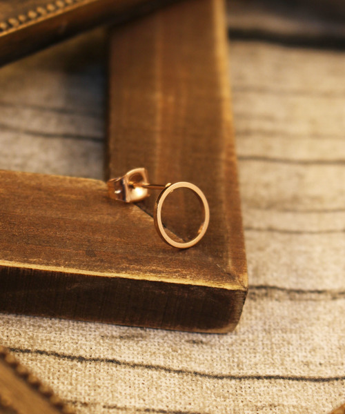 Vaya Con Dios（ヴァヤコンディオス）の「【VayaConDios/ヴァヤコンディオス】ステンレス製 サークルスタッド ピアス[片耳用]（ピアス（片耳用）・レディース・シルバー/ゴールド/ピンクゴールド/ブラック・FREE）」の4枚目の写真