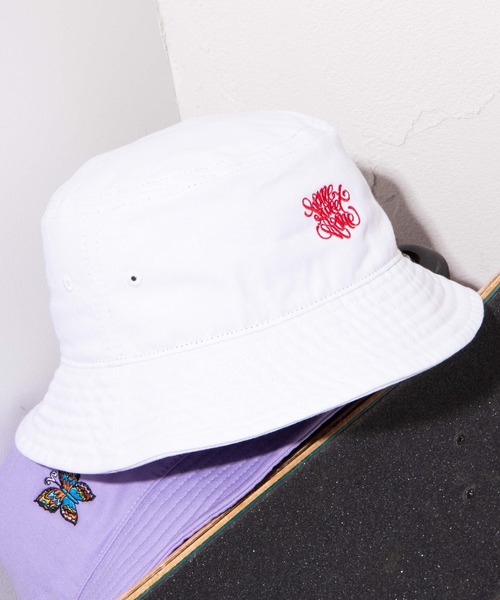 WEGO（ウィゴー）の「WEGO/グラフィック刺繍バケットハット（ハット・メンズ・ホワイト/ブラック/パープル/ネイビー/グリーン系その他・FREE）」の2枚目の写真