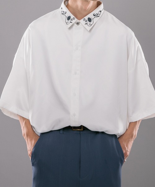 kutir(クティール)の「フラワー刺繍シャツ(シャツ/ブラウス・メンズ・ホワイト/ブラック/ダークグリーン・MEDIUM/LARGE)」の2枚目の写真