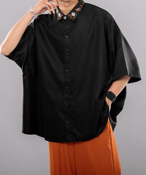 kutir(クティール)の「フラワー刺繍シャツ(シャツ/ブラウス・メンズ・ホワイト/ブラック/ダークグリーン・MEDIUM/LARGE)」の1枚目の写真