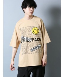 SMILEY FACE（スマイリーフェイス）の「スマイリーフェイス/SMILY FACE×SD ロゴプリント クルーネック半袖Tシャツ（Tシャツ/カットソー・メンズ）」