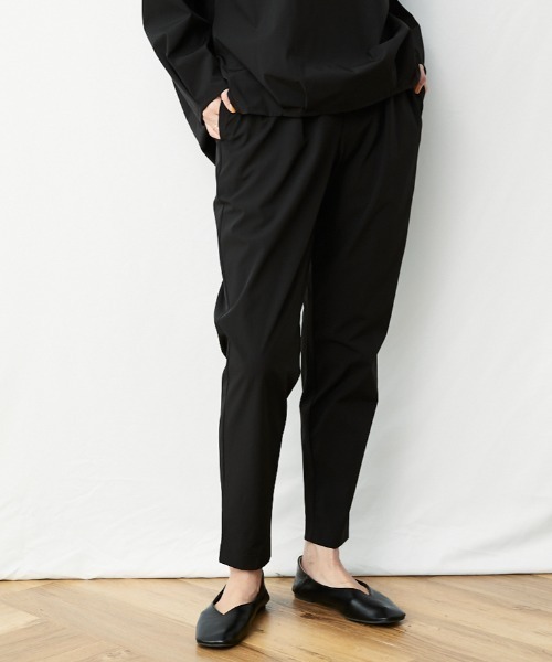 AZUL ENCANTO（アズールエンカント）の「ストレッチタックテーパードパンツ（その他パンツ・レディース・ブラック/ネイビー・FREE）」の3枚目の写真