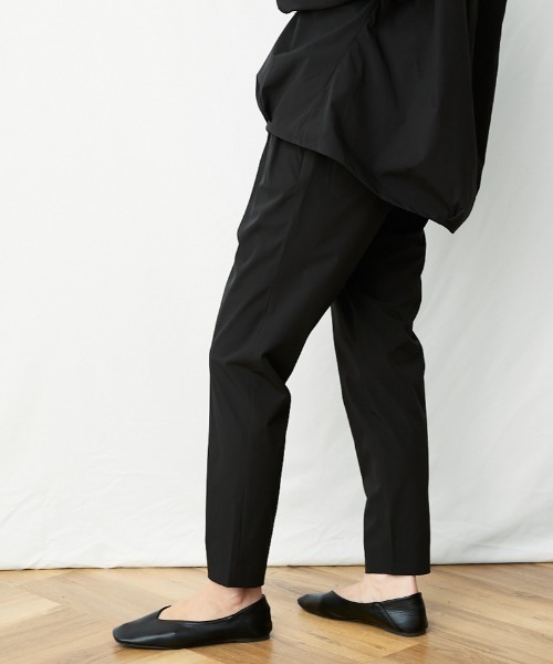 AZUL ENCANTO（アズールエンカント）の「ストレッチタックテーパードパンツ（その他パンツ・レディース・ブラック/ネイビー・FREE）」の4枚目の写真