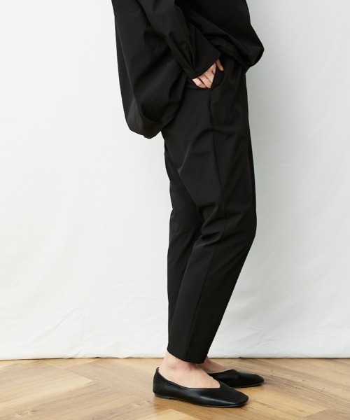 AZUL ENCANTO（アズールエンカント）の「ストレッチタックテーパードパンツ（その他パンツ・レディース・ブラック/ネイビー・FREE）」の5枚目の写真