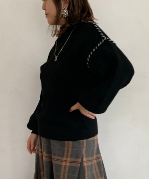 Chez toi(シェトワ)の「ステッチライン袖切替ボリュームプルオーバー(ニット/セーター・レディース・ブラック/ブラウン/ブルー/アイボリー/グレー/イエロー・FREE)」の3枚目の写真