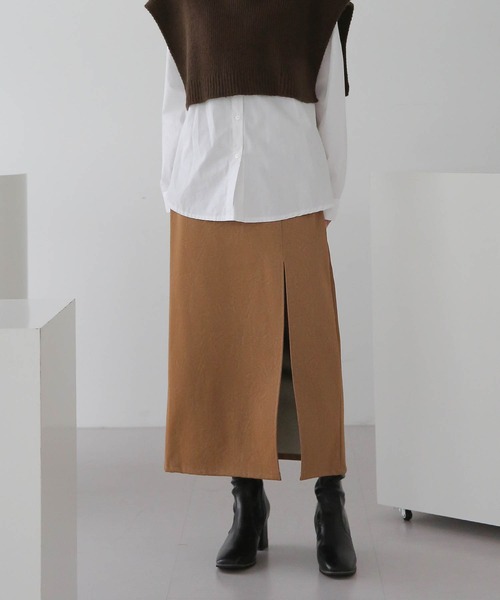 UNE MANSION（ユヌマンション）の「[UNEORIGINAL]スリットレザーロングスカート（スカート・レディース・ブラック/ブルー/キャメル/クリーム/ライトグレー・SMALL/MEDIUM）」の6枚目の写真