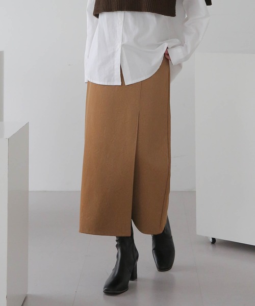 UNE MANSION（ユヌマンション）の「[UNEORIGINAL]スリットレザーロングスカート（スカート・レディース・ブラック/ブルー/キャメル/クリーム/ライトグレー・SMALL/MEDIUM）」の21枚目の写真