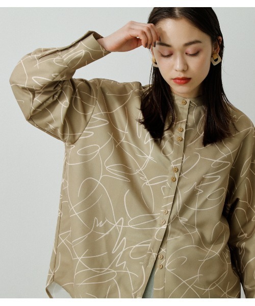 AZUL by moussy(アズールバイマウジー)の「LINE DRAWING PRINT SH/ラインドローイングプリントシャツ(Tシャツ/カットソー・レディース・ブラック系その他/ホワイト系その他/グリーン系その他2・MEDIUM/SMALL)」の1枚目の写真