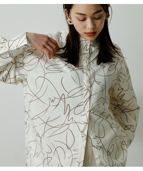 AZUL by moussy(アズールバイマウジー)の「LINE DRAWING PRINT SH/ラインドローイングプリントシャツ(Tシャツ/カットソー・レディース・ブラック系その他/ホワイト系その他/グリーン系その他2・MEDIUM/SMALL)」の5枚目の写真