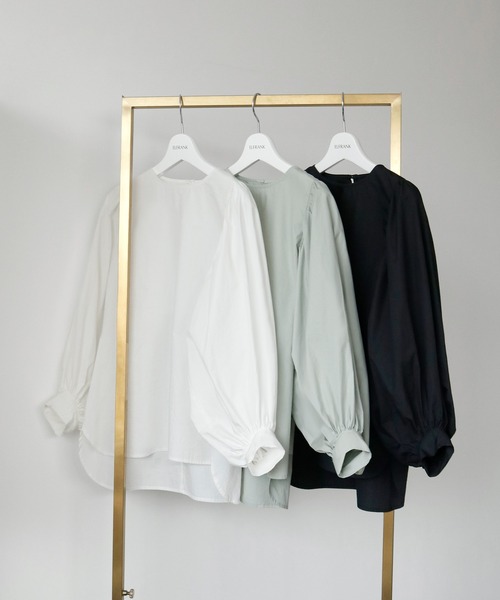 ELFRANK（エルフランク）の「ギャザーボリュームスリーブノーカラーブラウス（シャツ/ブラウス・レディース・ブラック/オフホワイト/ライトグリーン・FREE）」の4枚目の写真