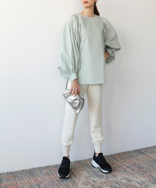 ELFRANK（エルフランク）の「ギャザーボリュームスリーブノーカラーブラウス（シャツ/ブラウス・レディース・ブラック/オフホワイト/ライトグリーン・FREE）」の10枚目の写真