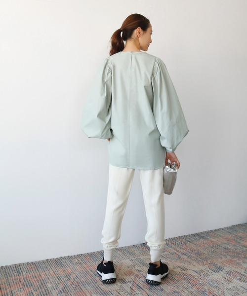 ELFRANK（エルフランク）の「ギャザーボリュームスリーブノーカラーブラウス（シャツ/ブラウス・レディース・ブラック/オフホワイト/ライトグリーン・FREE）」の16枚目の写真