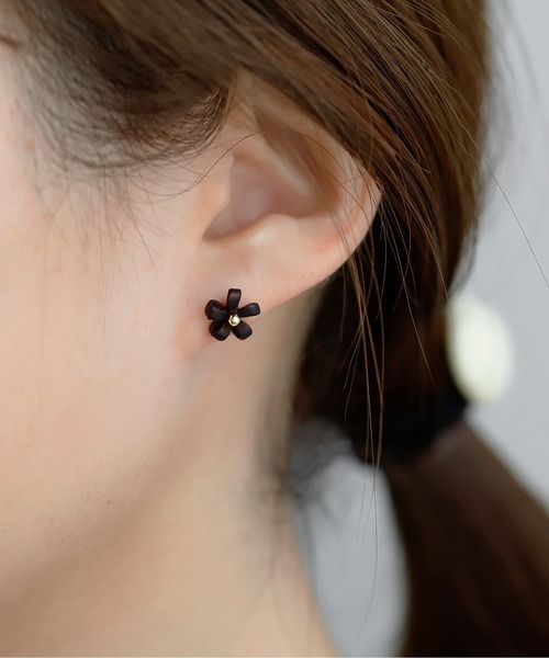 ANEMONE（アネモネ）の「マットカラーフラワーピアス（ピアス（両耳用）・レディース・ブルー/ピンク/ブラウン/ホワイト・FREE）」の2枚目の写真