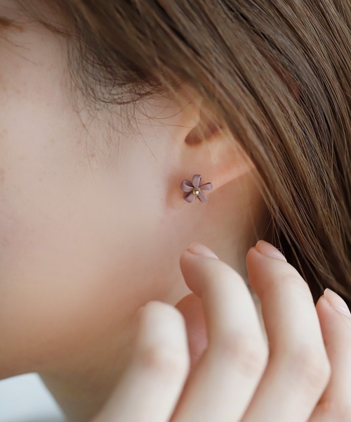 ANEMONE（アネモネ）の「マットカラーフラワーピアス（ピアス（両耳用）・レディース・ブルー/ピンク/ブラウン/ホワイト・FREE）」の4枚目の写真