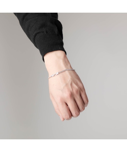 TOM WOOD（トムウッド）の「TOM WOOD curb chain silver bracelet トムウッド カーブチェーン シルバー ブレスレット（ブレスレット・レディース・シルバー・MEDIUM/LARGE）」の4枚目の写真
