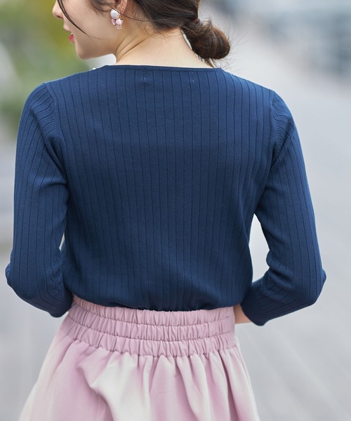 tocco closet（トッコ　クローゼット）の「パールビジュー装飾ワイドリブニットプルオーバー（Tシャツ/カットソー・レディース・ネイビー/ラベンダー・M）」の17枚目の写真