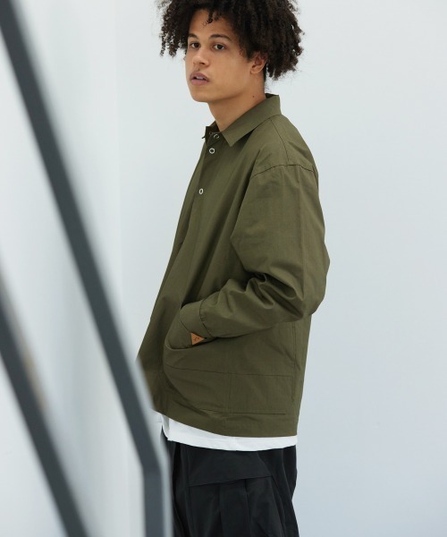 rehacer(レアセル)の「rehacer : 東炊き Big Pocket Work Jacket / 東炊きビッグポケットワークジャケット(カバーオール・メンズ・カーキ/スミクロ・SMALL/MEDIUM/LARGE)」の2枚目の写真