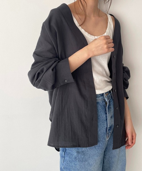 CANAL JEAN（キャナルジーン）の「El mar(エルマール) コットンリネンVネックシャツ（シャツ/ブラウス・レディース・ホワイト/チャコールグレー/ベージュ・ONE SIZE）」の2枚目の写真