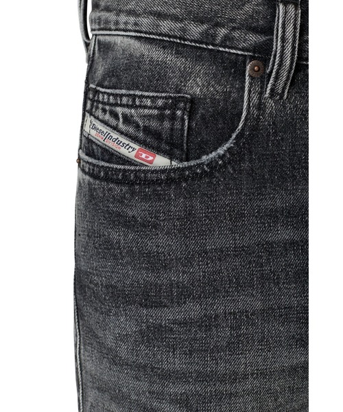 DIESEL(ディーゼル)の「メンズ 22FW デニムパンツ レギュラー ストレート(デニムパンツ・メンズ・ブラック・32inch/30inch/28inch/36inch/26inch/34inch)」の2枚目の写真