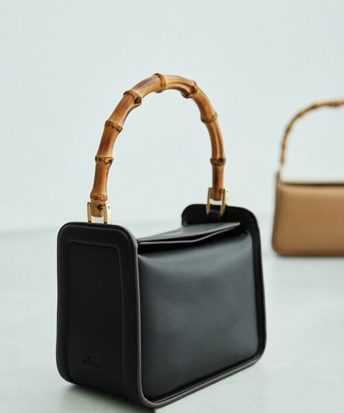 ROPE'（ロペ）の「バンブーハンドルキューブフラップバッグ（ハンドバッグ・レディース・ブラック/キャメル・FREE）」の2枚目の写真