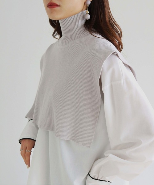 HER CLOSET（ハークローゼット）の「【HERCLOSET】ケープハイネックニット（付け襟・レディース・ホワイト/ブラック/グレイッシュベージュ・M）」の3枚目の写真