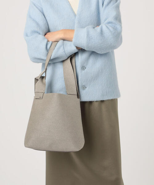 TOMORROWLAND （トゥモローランド）の「zsttu CONCH マイクロファイバースエード ショルダーバッグ（ショルダーバッグ・レディース・ライトグレー・FREE）」の2枚目の写真