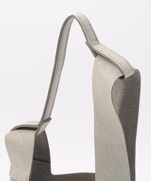 TOMORROWLAND （トゥモローランド）の「zsttu CONCH マイクロファイバースエード ショルダーバッグ（ショルダーバッグ・レディース・ライトグレー・FREE）」の6枚目の写真