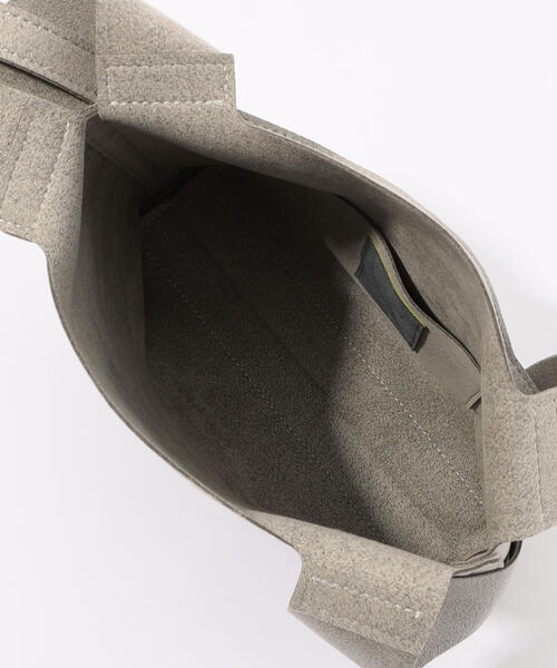 TOMORROWLAND （トゥモローランド）の「zsttu CONCH マイクロファイバースエード ショルダーバッグ（ショルダーバッグ・レディース・ライトグレー・FREE）」の8枚目の写真