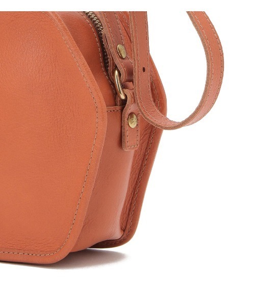 IL BISONTE(イルビゾンテ)の「IL BISONTE / ORIGINAL LEATHER / クロスボディバッグ(ショルダーバッグ・レディース・レッド/グリーン/ブラック/ナチュラル/ライトブラウン/グレー/ダークブラウン・FREE)」の13枚目の写真