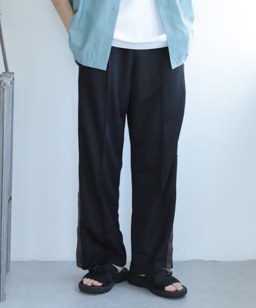 SENSE OF PLACE by URBAN RESEARCH（センスオブプレイスバイアーバンリサーチ）の「サイドライントラックパンツ（その他パンツ・メンズ・カーキ/ブラック・LARGE/MEDIUM）」の3枚目の写真