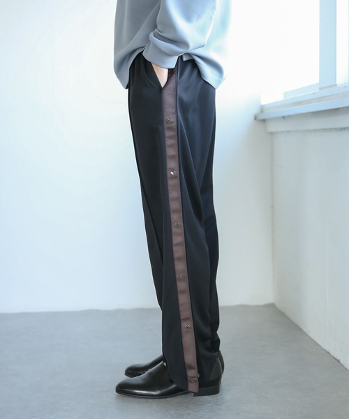 SENSE OF PLACE by URBAN RESEARCH（センスオブプレイスバイアーバンリサーチ）の「サイドライントラックパンツ（その他パンツ・メンズ・カーキ/ブラック・LARGE/MEDIUM）」の9枚目の写真