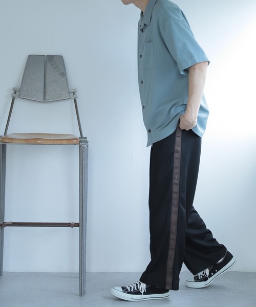 SENSE OF PLACE by URBAN RESEARCH（センスオブプレイスバイアーバンリサーチ）の「サイドライントラックパンツ（その他パンツ・メンズ・カーキ/ブラック・LARGE/MEDIUM）」の16枚目の写真