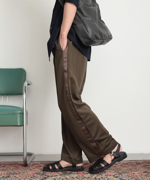 SENSE OF PLACE by URBAN RESEARCH（センスオブプレイスバイアーバンリサーチ）の「サイドライントラックパンツ（その他パンツ・メンズ・カーキ/ブラック・LARGE/MEDIUM）」の18枚目の写真