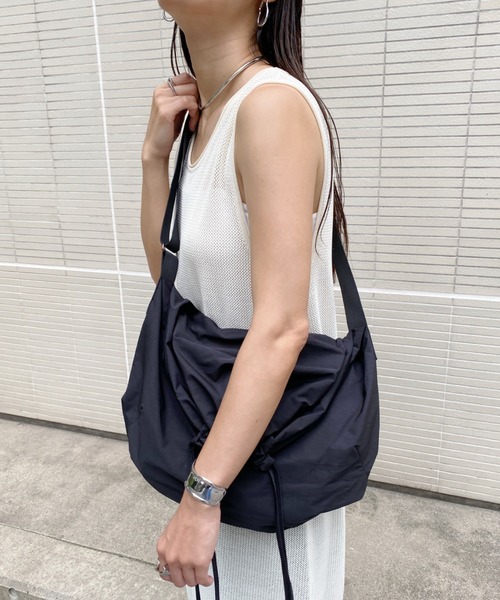 じ*ん様 アディクトクローズ　ホースハイド　ショルダーバッグ　ブラック wears（ウェアーズ）の「【A4サイズ収納可】外ポケット付き