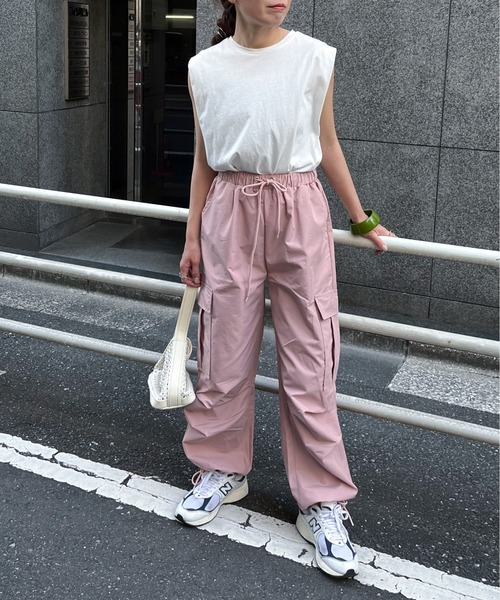 feepur（フェピュール）の「ドロストカーゴパラシュートパンツ（カーゴパンツ・レディース・ピンク/ブラック/オフホワイト・SMALL/MEDIUM）」の5枚目の写真
