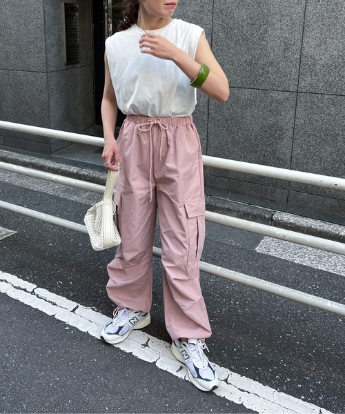 feepur（フェピュール）の「ドロストカーゴパラシュートパンツ（カーゴパンツ・レディース・ピンク/ブラック/オフホワイト・SMALL/MEDIUM）」の6枚目の写真