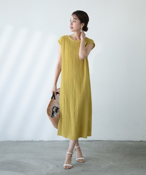 M.deux（エムドゥ）の「〔シャーリングカットワンピース〕（ワンピース・レディース・グレイッシュベージュ/イエロー/ブラック・MEDIUM）」の3枚目の写真