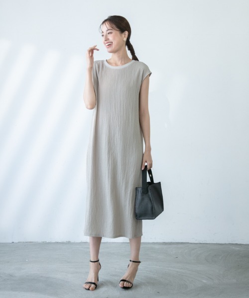 M.deux（エムドゥ）の「〔シャーリングカットワンピース〕（ワンピース・レディース・グレイッシュベージュ/イエロー/ブラック・MEDIUM）」の5枚目の写真