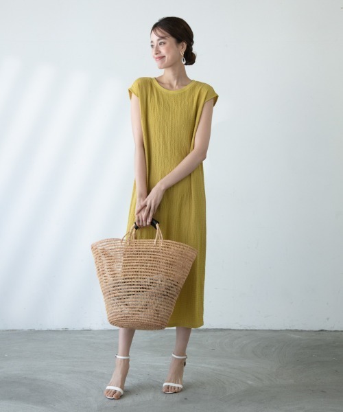 M.deux（エムドゥ）の「〔シャーリングカットワンピース〕（ワンピース・レディース・グレイッシュベージュ/イエロー/ブラック・MEDIUM）」の6枚目の写真