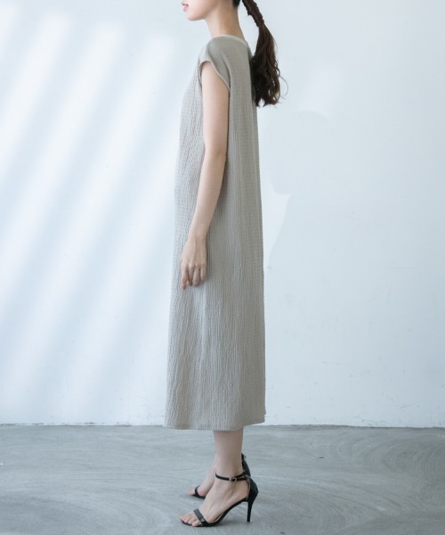 M.deux（エムドゥ）の「〔シャーリングカットワンピース〕（ワンピース・レディース・グレイッシュベージュ/イエロー/ブラック・MEDIUM）」の9枚目の写真