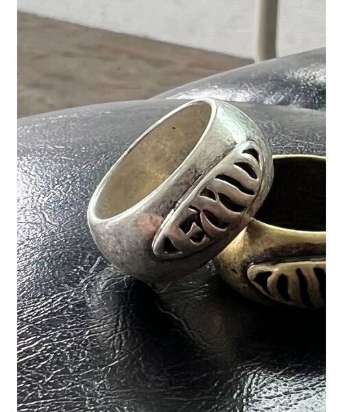 EMODA（エモダ）の「ヴィンテージタンクロゴリング（リング・レディース・シルバー/ゴールド・FREE）」の2枚目の写真