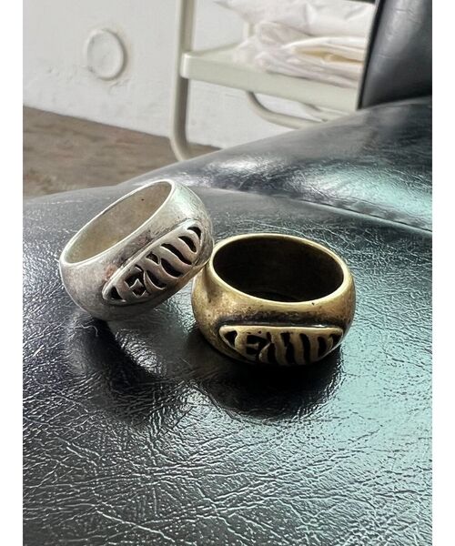 EMODA（エモダ）の「ヴィンテージタンクロゴリング（リング・レディース・シルバー/ゴールド・FREE）」の3枚目の写真