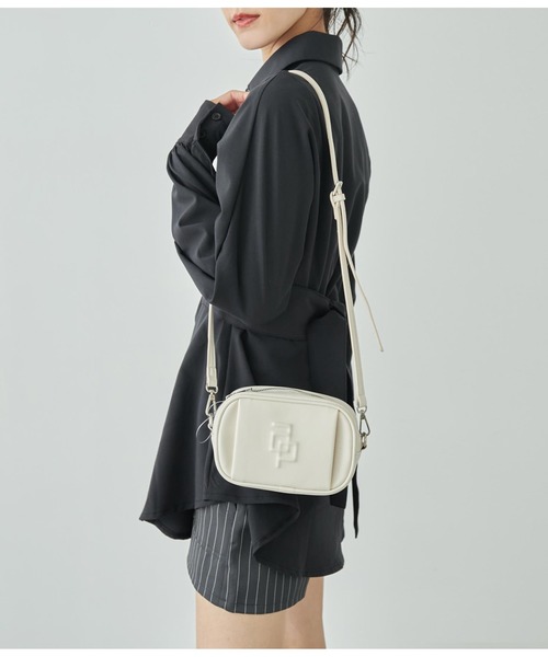 ANAP（アナップ）の「エンボスロゴスクエアバッグ（ショルダーバッグ・レディース・アイボリー/ブラック・FREE）」の2枚目の写真