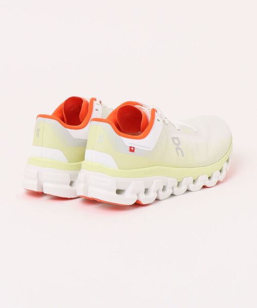 On（オン）の「【ON】Cloudflow 4（スニーカー・レディース・ホワイト・23.5cm/23cm/24cm）」の2枚目の写真