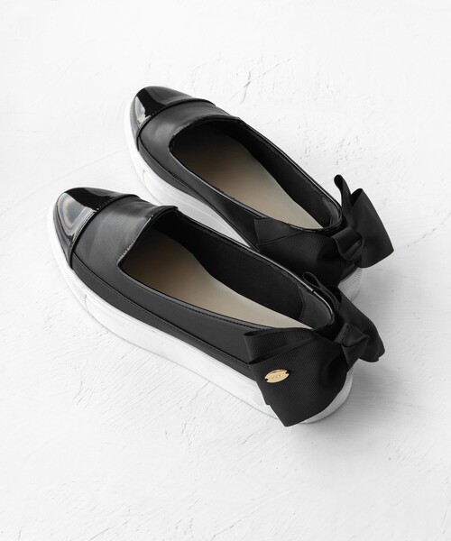 TOCCA(トッカ)の「BACK RIBBON SLIPON スニーカー(スニーカー・レディース・ブラック系/ブラック系5/ホワイト系・35/36/37/38/39)」の3枚目の写真